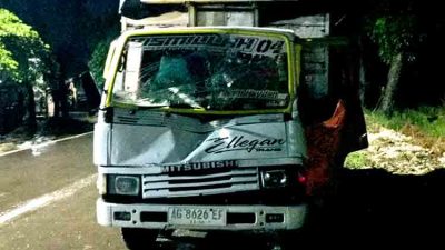 Truk Disel Bermuatan Ban Bekas Tabrak Tronton