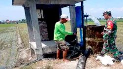 Babinsa Desa Bagi Dampingi Petani Atasi Kekurangan Air dengan Pompanisasi