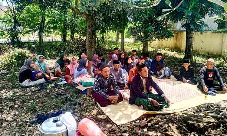 Warga Kragilan Gelar Tradisi Ziarah Kubur Sambut Ramadan