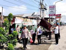 Puting Beliung Terjang Rumah Warga Geneng, Polisi Ngawi Turun Tangan Bantu Perbaikan dan Salurkan Sembako