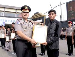 AKBP Totok Wijanarko Raih Pangkat Pengabdian Usai 36 Tahun Tanpa Cacat, Polres Lamongan Apresiasi Anggota dan Warga Berprestasi