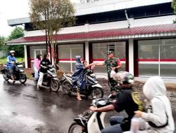 Anggota Koramil 08/Randudongkal Bersama Persit Ranting 9 Bagikan Takjil kepada Warga di Desa Kalimas