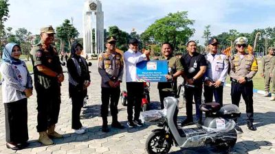 Bupati Subandi Terima Bantuan Sepeda Listrik CSR untuk Satpol PP Sidoarjo