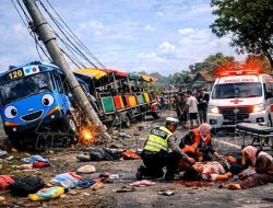 Bus Tayo Modifikasi Terguling di Mojokerto, Satu Tewas dan Puluhan Luka-Luka