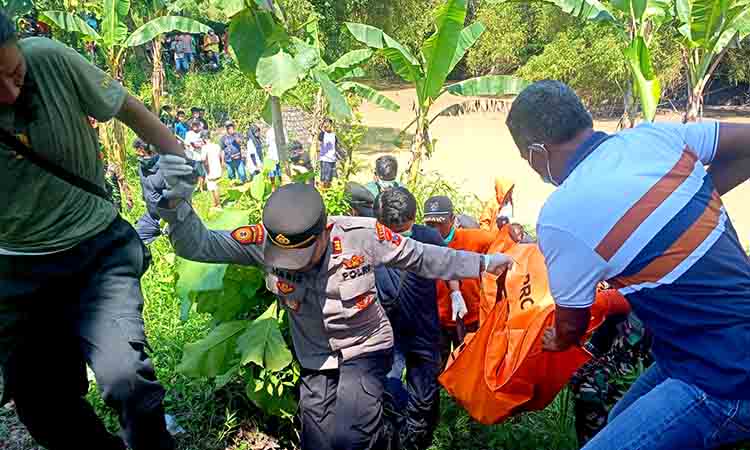 Evakuasi Korban di Bantaran Sungai Ngawi