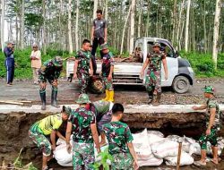 Hujan Lebat Picu Kerusakan Ringan Jalan di Desa Gadungan, Satgas TMMD dan Warga Gelar Kerja Bakti