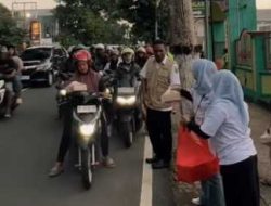 Dinas Pendidikan Kabupaten Kediri Turun ke Jalan, Ratusan Takjil Dibagikan untuk Warga di Bulan Ramadan