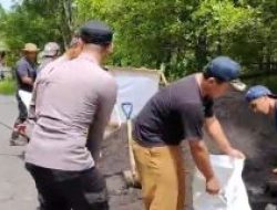 Gotong Royong Polres Lumajang dan Warga Pasang Ratusan Bronjong di Lokasi Longsor