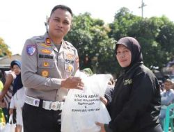 Semangat Ramadan, Ratusan Warga Terima Rombong Usaha dan Sembako dari Polres Kediri