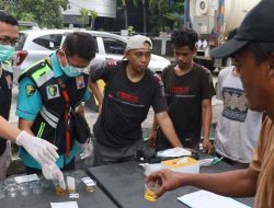 Polres Pelabuhan Tanjungperak Test Urine Sopir Truk dan Bus Jelang Mudik Lebaran