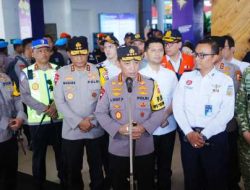 Tinjau Stasiun Surabaya Gubeng, Kapolri Instruksikan Beri Pelayanan Maksimal ke Pemudik