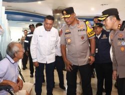 Layanan Humanis Polwan Polresta Sidoarjo Bantu Lansia di Terminal Purabaya Saat Arus Mudik