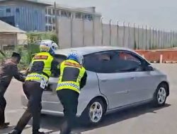 Respons Cepat Polantas Gresik Bantu Kendaraan Pemudik Mogok di Sembayat
