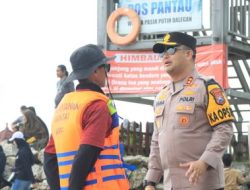 Kapolres Gresik Tinjau Pantai Dalegan Pastikan Keamanan Wisatawan