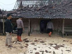 Sigap! Polisi Ngawi Bantu Warga Terdampak Angin Puting Beliung di Tambakromo, Padas