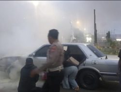 Polres Ngawi Sigap Bantu Padamkan Mobil Terbakar di Rest Area Km 575B