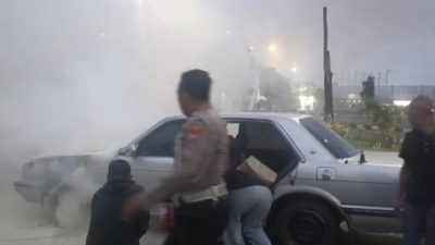 Polres Ngawi Sigap Bantu Padamkan Mobil Terbakar di Rest Area Km 575B