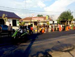 Jaga Ketertiban, Babinsa Koramil 01/Ngawi Dan Bhabinkamtibmas Kawal Paguyuban Pencak Silat Bagikan Takjil