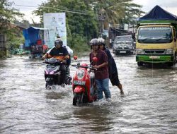 Jalan Alternatif Lamongan Terendam Banjir, Pemudik Mulai Resah