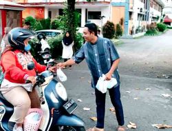 KPU Kabupaten Kediri menggelar aksi bagi-bagi takjil sekaligus buka puasa bersama di bulan Ramadhan