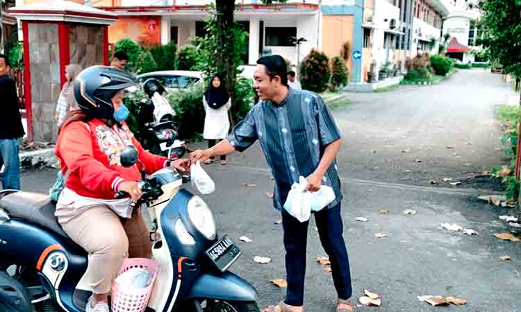 KPU Kabupaten Kediri menggelar aksi bagi bagi takjil