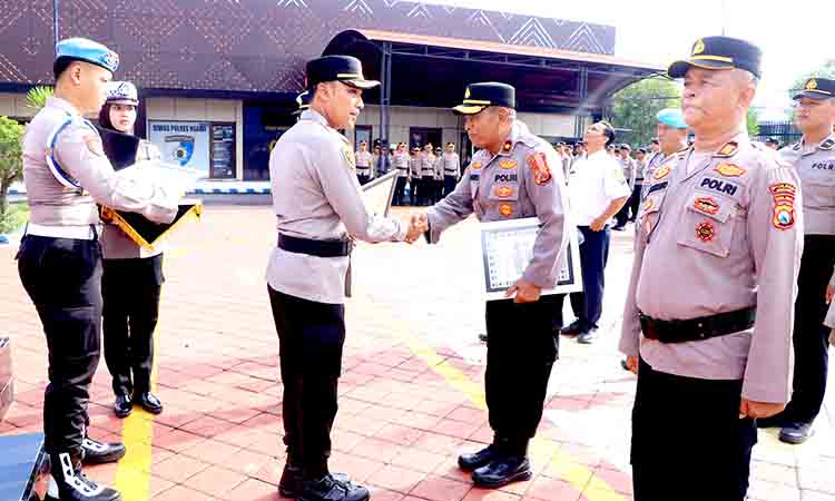Kapolres Ngawi Berikan Penghargaan Personel Berprestasi Triwulan I