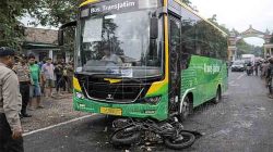 Bus Trans Jatim Tabrak Sepeda Motor di Solokuro, Pengendara Dilarikan ke RS Muhammadiyah