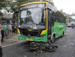 Bus Trans Jatim Tabrak Sepeda Motor di Solokuro, Pengendara Dilarikan ke RS Muhammadiyah