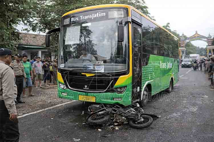 Kecelakaan Bus Trans Jatim di Lamongan, Motor Terlindas di Kolong