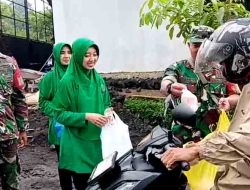 Koramil 12/Watukumpul Bersama Persit Bagikan Takjil di Depan Pembangunan KDKMP Desa Majakerta