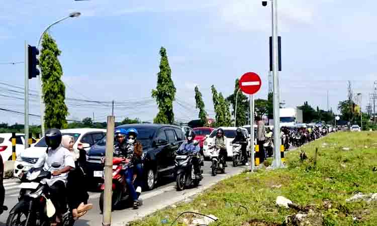 Libur Lebaran Berubah Derita Jalur Utama Lamongan Terkunci Macet Berjam Jam
