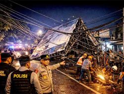 Reklame Raksasa di Kedungpring Roboh, Polisi dan Warga Bergerak Cepat