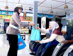 Peduli Mudik, Wakapolres dan Polwan Ngawi Bagikan Bingkisan untuk Pemudik di Rest Area 575A