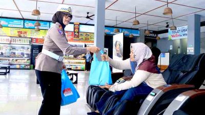 Peduli Mudik, Wakapolres dan Polwan Ngawi Bagikan Bingkisan