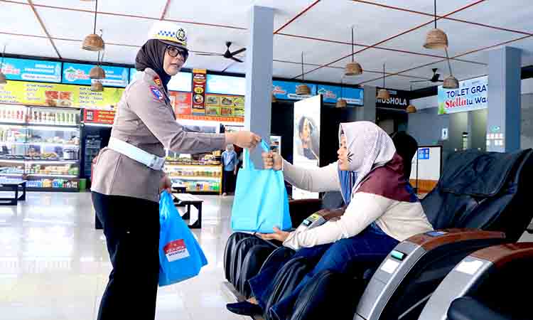 Peduli Mudik, Wakapolres dan Polwan Ngawi Bagikan Bingkisan