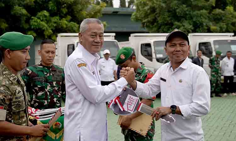 Pemkab Tuban Serahkan 42 Truk Operasional