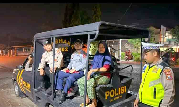 Personel Pos Terpadu Monumen Soerjo Bantu Wanita Tunarungu yang Tersesat