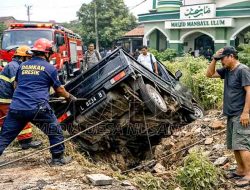 Pikap Nyungsep di Kebomas, Damkar Gresik Turun Tangan