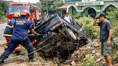 Pikap Nyungsep di Kebomas, Damkar Gresik Turun Tangan mdn