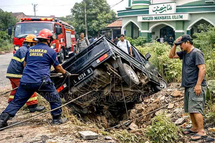 Pikap Nyungsep di Kebomas, Damkar Gresik Turun Tangan mdn