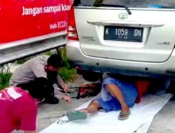 Polres Ngawi Sigap Bantu Pemudik Alami Kendala Kendaraan di Exit Tol Ngawi