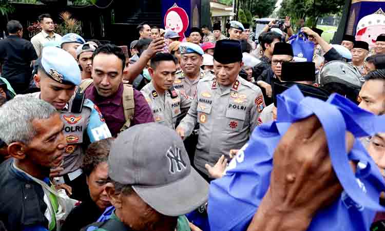 Ramadan Berkah, Kapolda Jatim Berbagi Takjil dan Buka Puasa Bersama Elemen Masyarakat