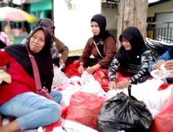 Relawan PMI Gresik Gelar Aksi Sosial, Bagikan Ratusan Takjil dan Buka Puasa Bersama