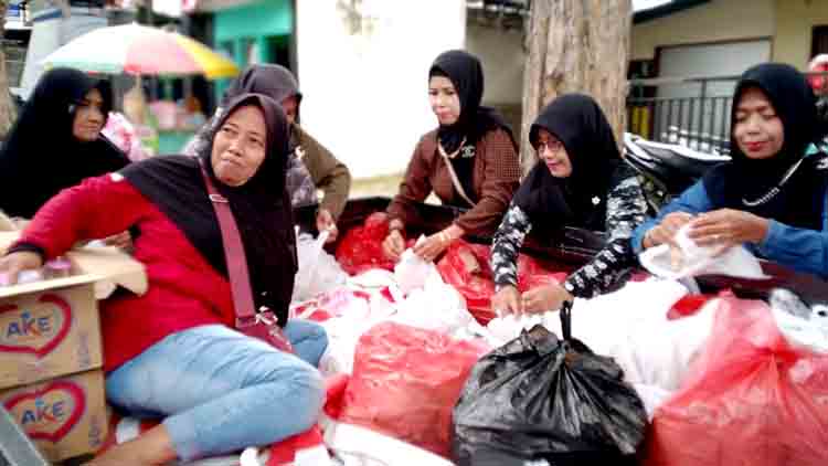 Relawan PMI Gresik Gelar Aksi Sosial, Bagikan Ratusan Takjil dan Buka Puasa Bersama