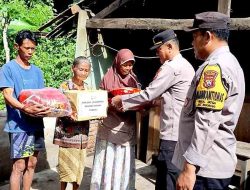Rumah Warga Tertimpa Pohon, Polisi Ngawi Salurkan Bantuan Sosial di Jogorogo