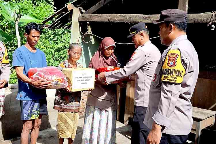 Rumah Warga Tertimpa Pohon