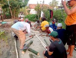 Sambut Idul Fitri di Tengah Banjir, Warga Bojoasri, Swadaya Bangun Jembatan Tol Darurat