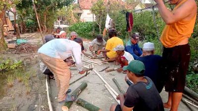 Sambut Idul Fitri di Tengah Banjir, Warga Bojoasri