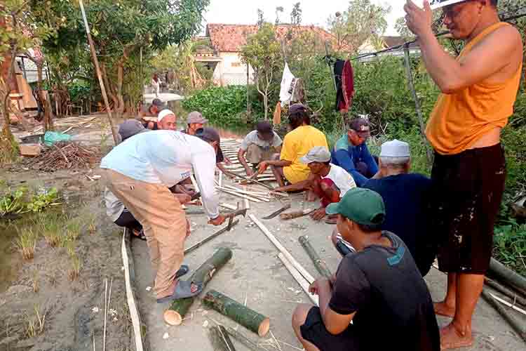 Sambut Idul Fitri di Tengah Banjir, Warga Bojoasri