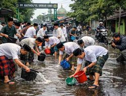 Santri Lamongan Gelar Aksi Unik, Kuras Banjir Jalan Raya dengan Peralatan Seadanya